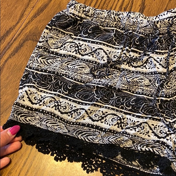 Printed crochet shorts - Picture 2 of 6